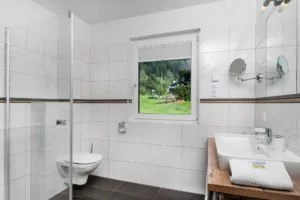 Hotel-Doppelzimmer-Bad